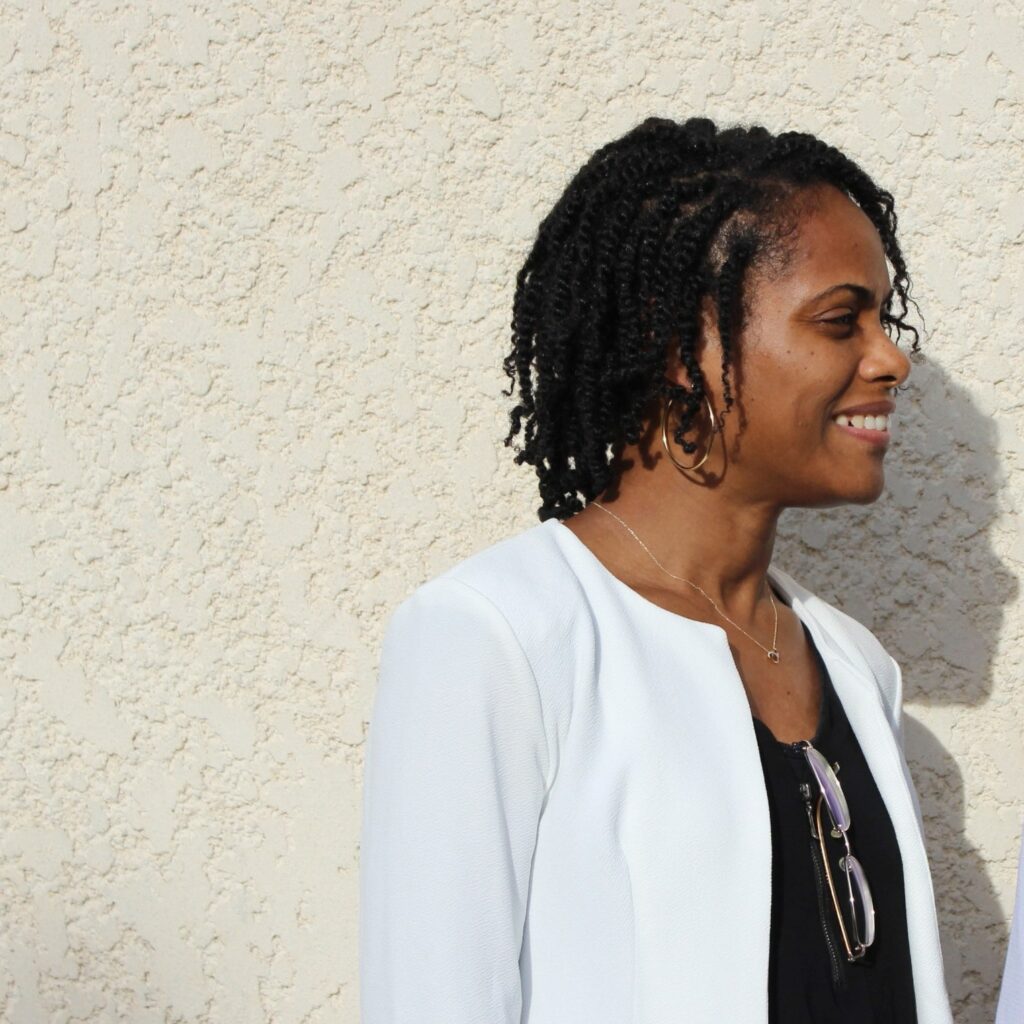 Carine photo de profil - organisatrice d'événements et rédactrice de contenus événementiels Carine Racon, event planner portant une veste blanche, spécialisée dans l'organisation d'événement de bien-être en Seine-et-Marne