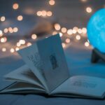 Un livre ouvert raconte une histoire dans une ambiance intimiste, cosy et tamisée, représentant l’atmosphère idéale pour développer l’art du storytelling dans toute sa splendeur.