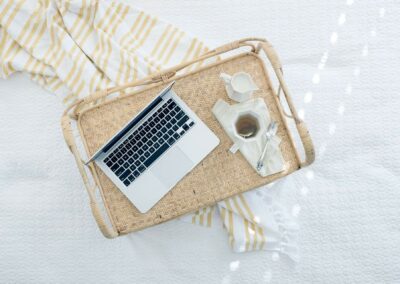 Poste de travail très chill, composé d'un plateau en bois sur lequel sont posés un PC et une tasse de café.