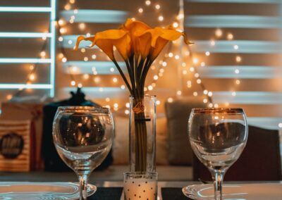 Jolie table dans une belle ambiance intimiste pour deux, à l'occasion d'une demande en mariage.