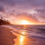 Une belle plage et son coucher de soleil