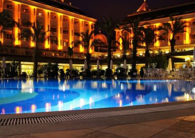 Magnifique lieu de réception hôtelier avec piscine éclairée