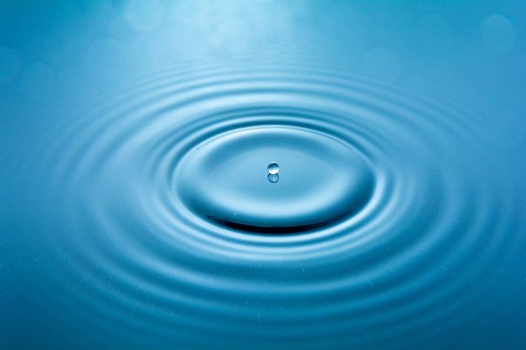 Halo d'eau autour d'une goutte, représentant l'entrepreneur et sa routine bien-être chaque matin.
