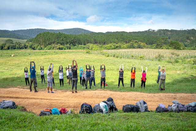 Groupe de collaborateurs d'une entreprise en pleine nature pour un atelier découverte de bien-être