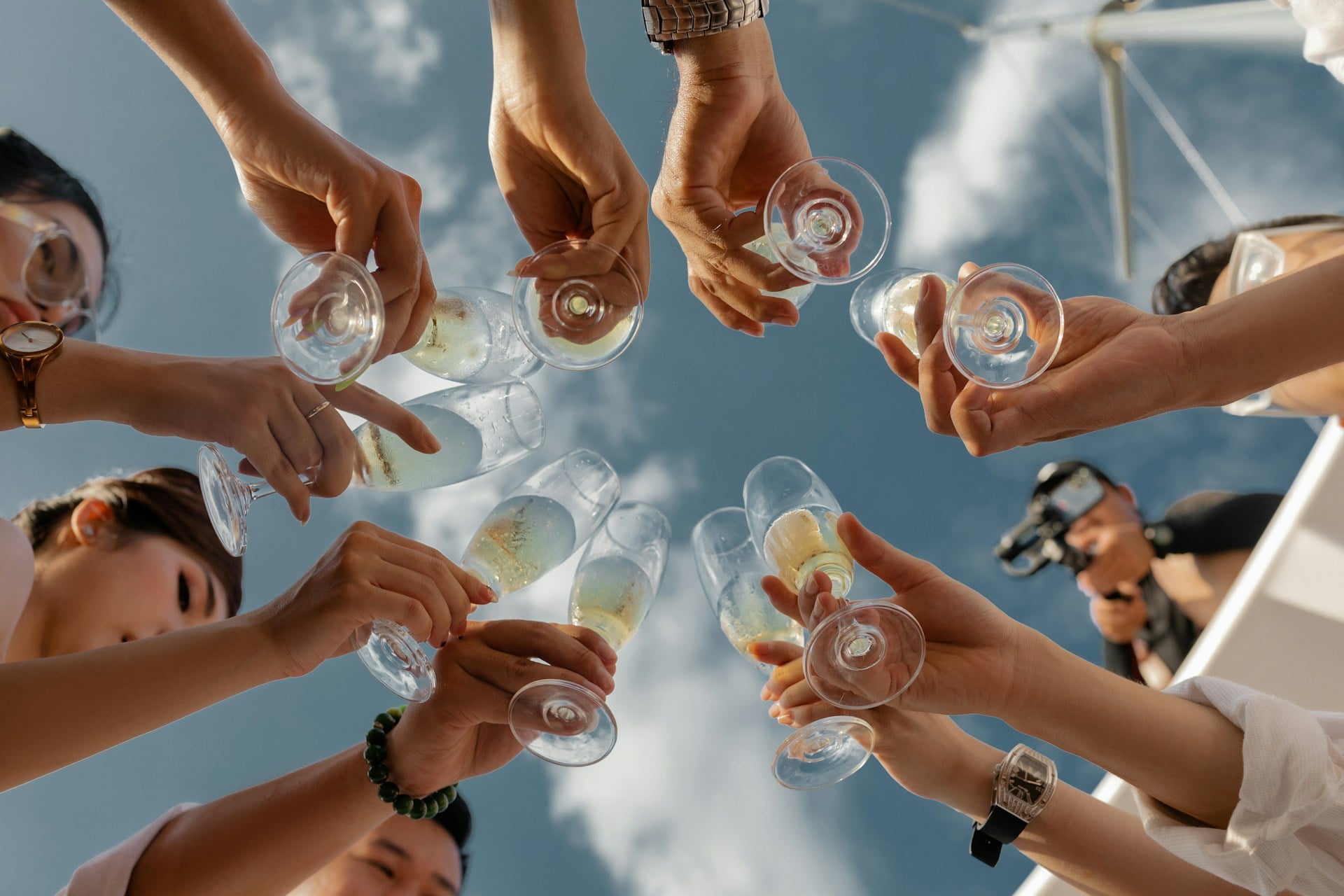 Groupe de personnes trinquant à l'occasion d'un EVJF