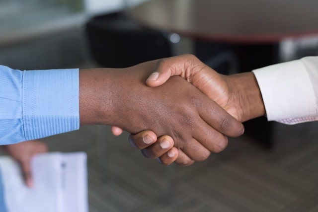 Deux personnes se serrant la main en signifiant une collaboration durable