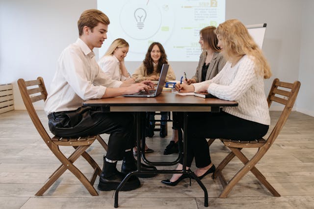 Réunion de travail d'un groupe de collaborateurs, dans le cadre d'un séminaire d'entreprise sur le bien-être au travail