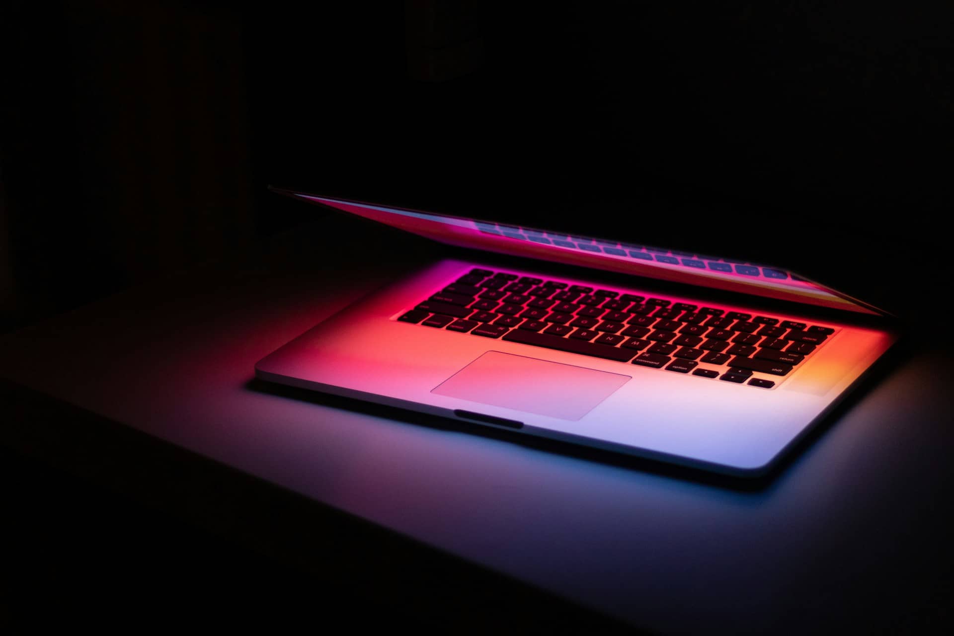 Ordinateur portable pour développer sa visibilité Ordinateur portable allumé, avec de belles couleurs