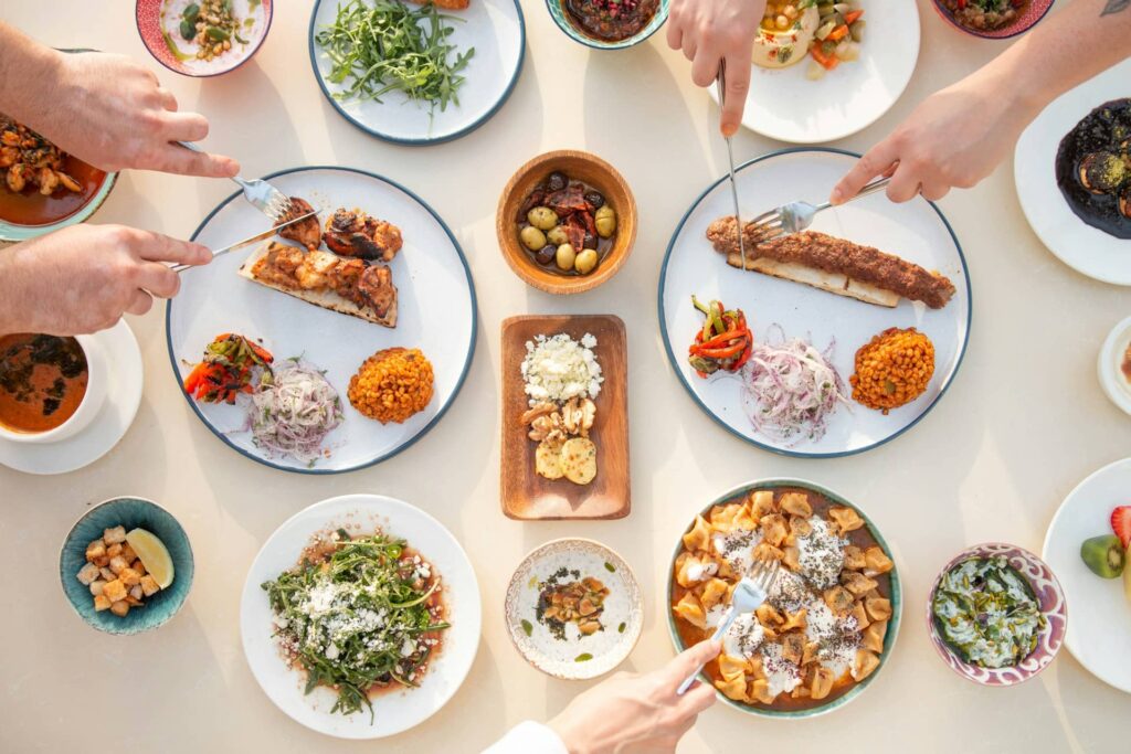 Table avec des plats Table à manger avec des plats variés à déguster