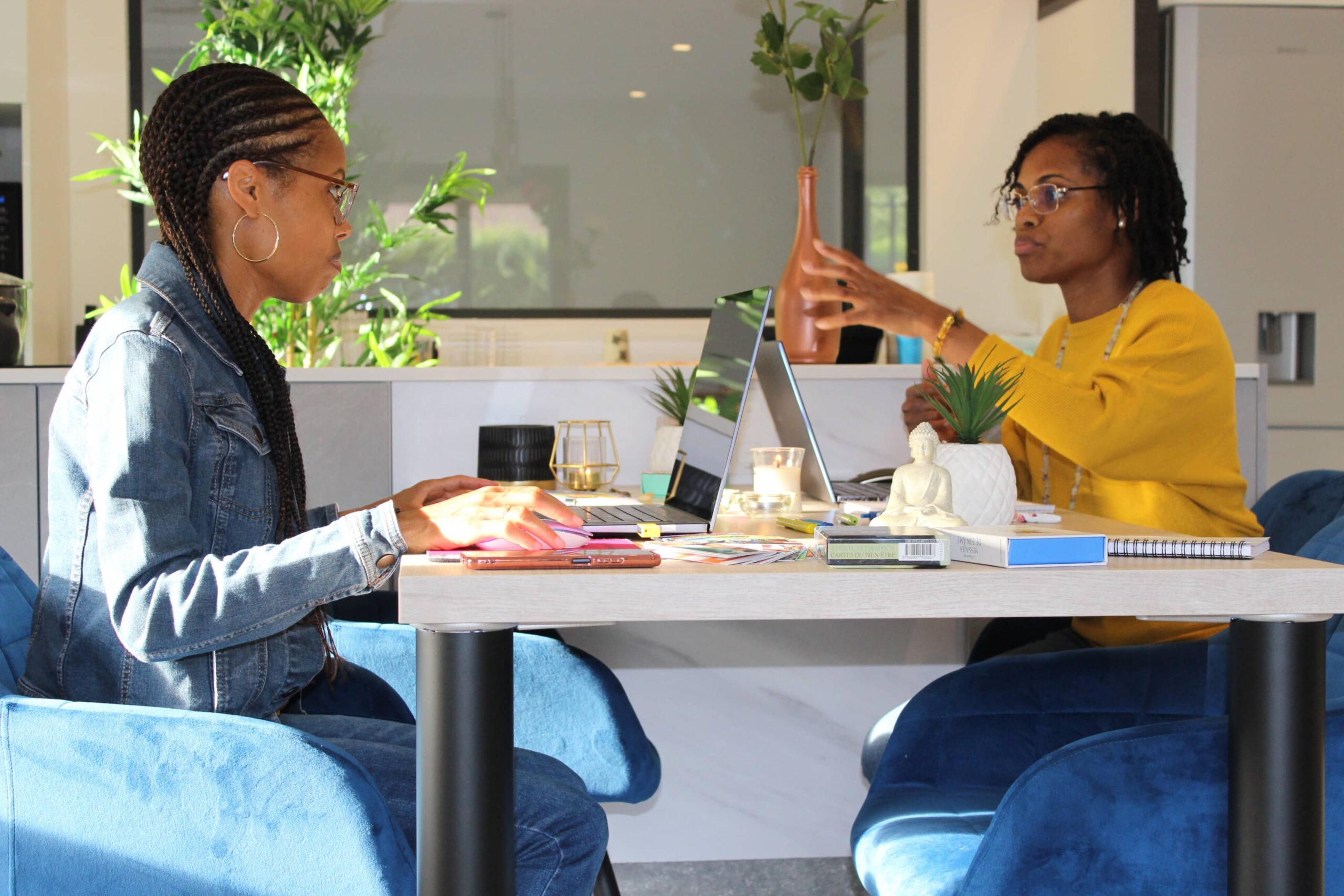Kryssie et Carine, 2 entrepreneures en réunion, en train de travailler