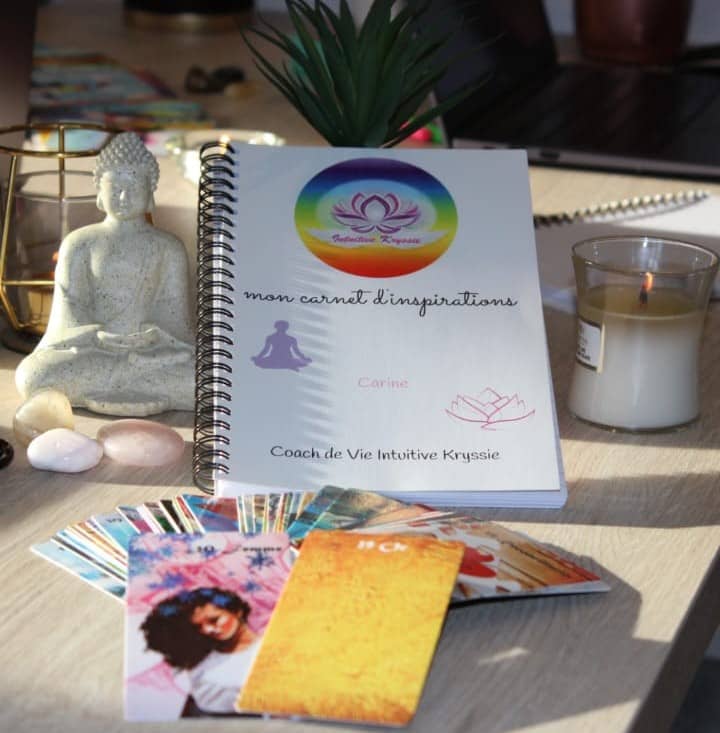 Oracles, outil de travail Kryssie Outils de travail de Kryssie, coach en développement personnel et spirituel : oracle, cahier de notes et d'inspiration, bougie et intuition
