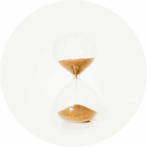 Sablier - figé dans le temps Sablier en verre transparent avec du sable doré qui s'écoule à l'intérieur