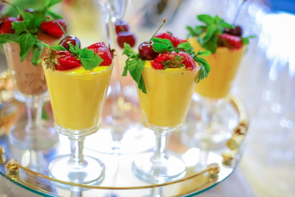 Traiteur bien-être Verres contenant des smoothies de fruits, agrémentés de fruits rouges et de feuilles de menthe