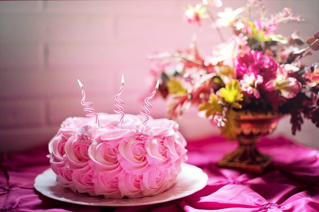 Gâteau d'anniversaire sur le thème des fleurs, décoré de roses et de 3 bougies