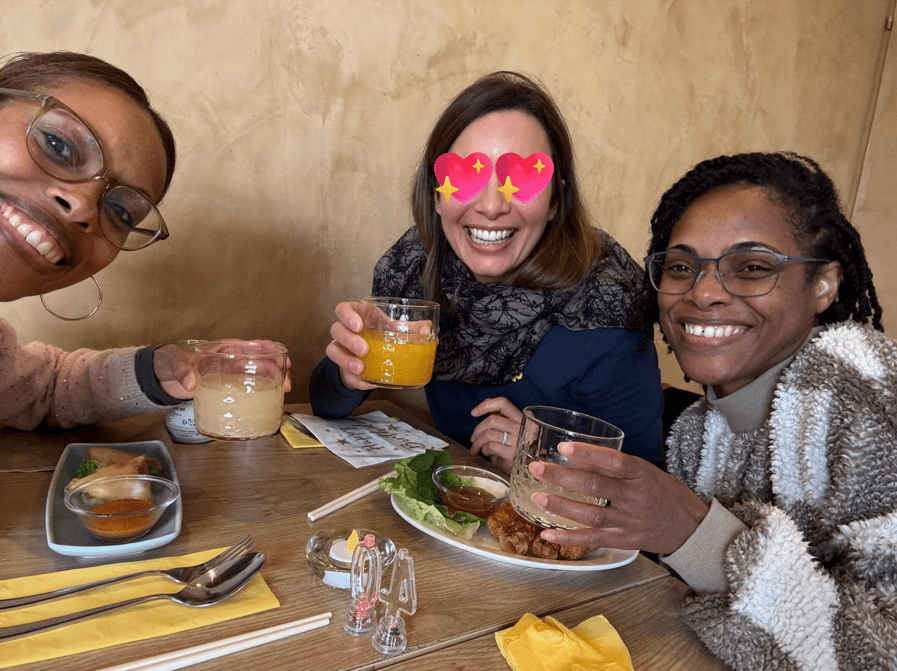 3 femmes partageant un déjeuner d'anniversaire au restaurant